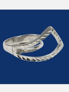 Unique Sterling Silver Diamond-cut Ring size 6